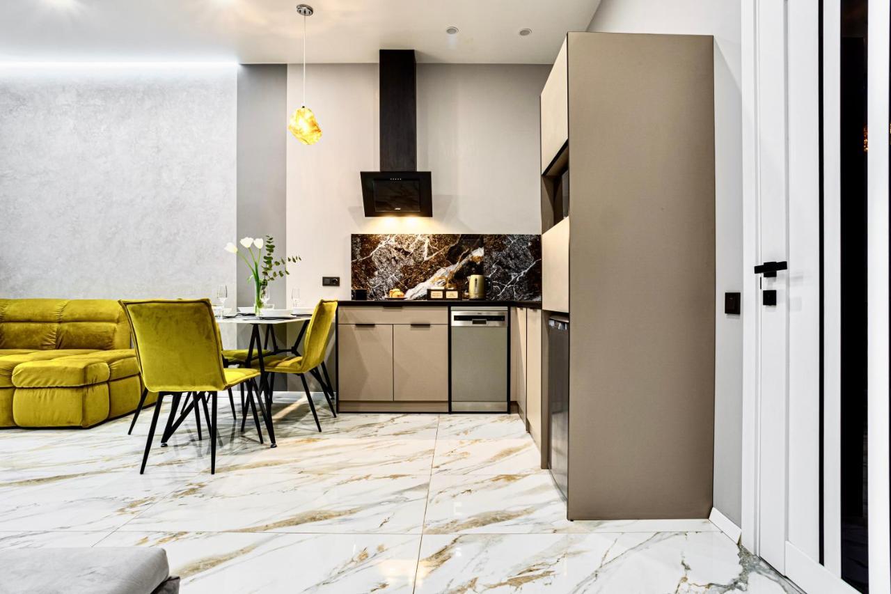Family Residence Boutique Apartments Львов Экстерьер фото